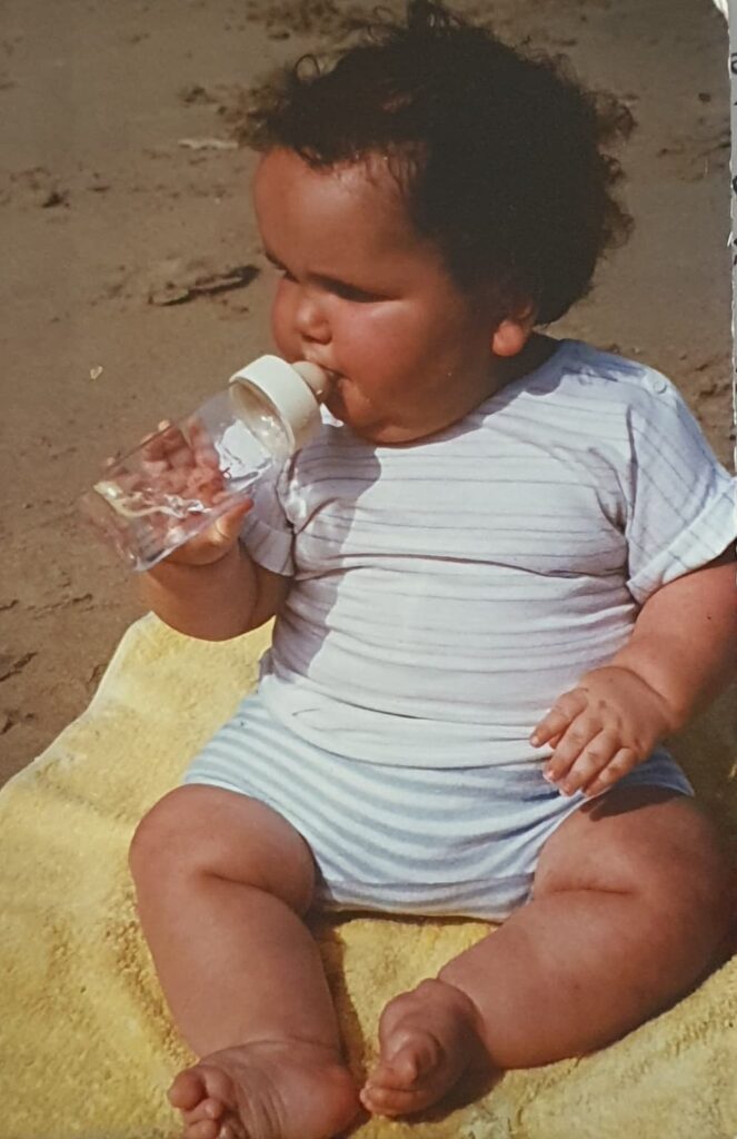 Antoine Daniélou - bébé avec son biberon dans la bouche sur la plage